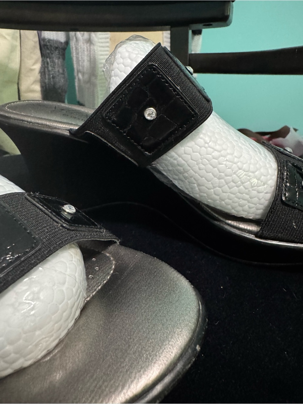 DexFlex by Dexter. Cushiony Elegant Black Women's Sandals - Picture 5 of 7